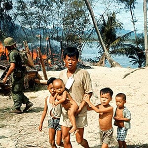 Guerre du Vietnam. Evacuation de civils vietnamiens, 1965. Dominique Berretty/Getty Images