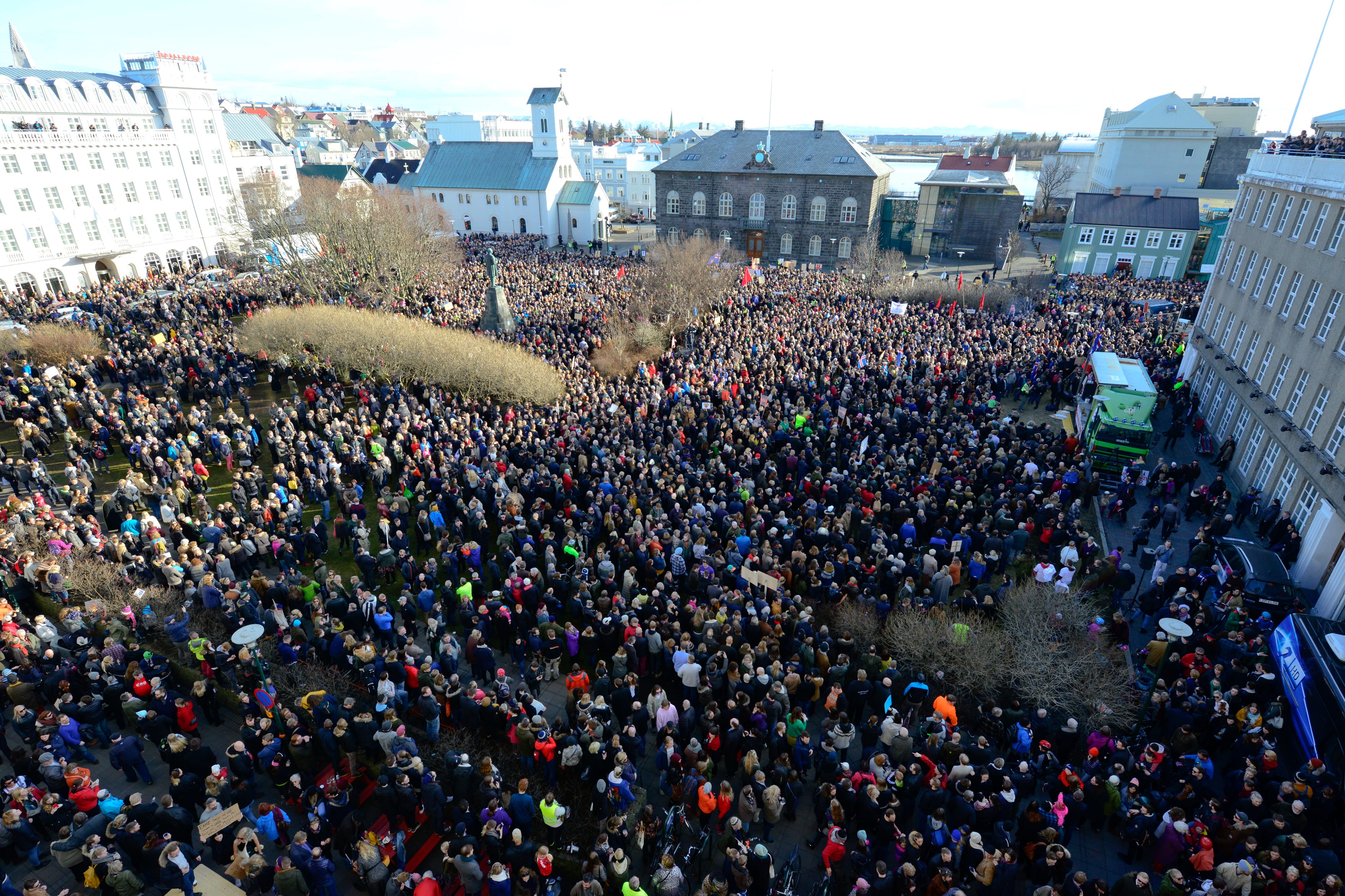 People demonstrate against Iceland's Prime Minister Sigmundur Gunnlaugsson in Reykjavik, Iceland on April 4, 2016 after a leak of documents by so-called Panama Papers stoked anger over his wife owning a tax haven-based company with large claims on the country's collapsed banks. REUTERS/Stigtryggur Johannsson - RTSDKB2