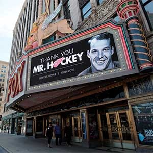 "Thank you Mr Hockey" is seen on the marquee of the Fox Theatre in memory of late National Hockey League (NHL) player Gordie Howe, in Detroit, Michigan, U.S. June 10, 2016.  (Rebecca Cook/Reuters)