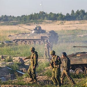 Canadian Army instructors discuss mechanized infantry defence tactics with their Ukrainian Armed Forces colleagues during Exercise RAPID TRIDENT in Starychi, Ukraine on June 30, 2016. (Joint Task Force Ukraine)