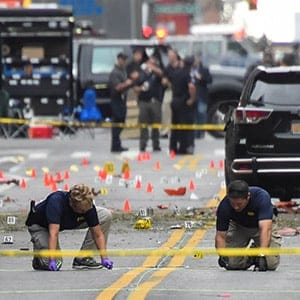 Federal Bureau of Investigation (FBI) officials mark the ground near the site of an explosion in the Chelsea neighborhood of Manhattan, New York, U.S.  September 18, 2016.  (Rashid Umar Abbasi/Reuters)