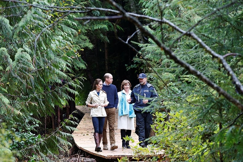 (L-R) Britain's Catherine, Duchess of Cambridge, Prince William and British Columbia Premier Christy Clark listen to a conservation officer during a tour of the Great Bear Rainforest in Bella Bella, British Columbia, Canada, September 26, 2016. (Chris Wattie/Reuters)