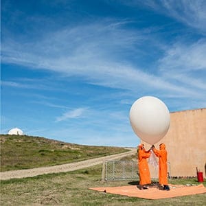 Every week at Lauder, ozone sonde balloons are launched carrying chemical ‘in-situ’ sensors to altitudes of around 35 kilometres before descending back to the ground. (Dave Allen)