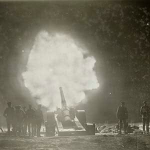 A heavy artillery piece firing during the Battle of Vimy Ridge, April 1917.
(George Metcalf Archival Collection/Canadian War Museum)