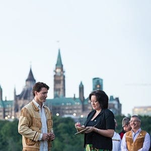 Prime Minister Trudeau, Minister Bennett and Minister Wilson-Raybould take part in a sunrise ceremony in Gatineau marking National Aboriginal Day. June 21, 2016. (Adam Scotti/PMO)