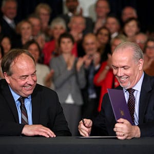 BC Green leader Andrew Weaver and BC New Democrat leader John Horgan and all Member of the Legislative Assembly-elect from the B.C. Green and New Democrat caucuses pledge their support for the Confidence and Supply Agreement in the Hall of Honour in the British Columbia legislature building in Victoria, British Columbia, Canada May 30, 2017. (Kevin Light/Reuters)
