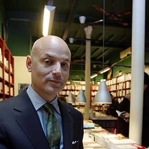 US writer Daniel Mendelsohn poses in a library in Paris in 2007