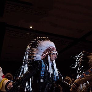 Prime Minister Trudeau and Chief Perry Bellegarde take part in the Tsuut'ina bonnet transfer ceremony. March 4, 2016. (Adam Scotti/PMO)