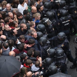 Riot police face off with demonstrators outside a polling station for the banned independence referendum in Barcelona, Spain, October 1, 2017. REUTERS/Susana Vera - RC1337F59710