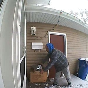 Package theft. (C. Schwindt)