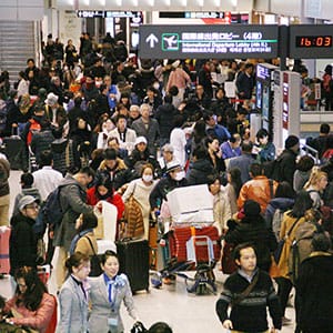 Holidaymakers crowd the arrival lobby at Narita airport near Tokyo on Jan. 3, 2018 at the end of their New Year's break. (Kyodo)
==Kyodo
(Photo by Kyodo News via Getty Images)