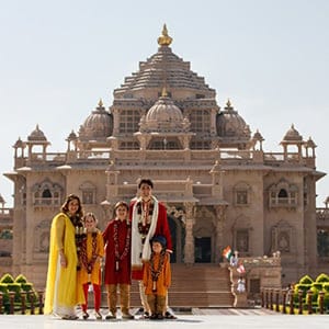 Prime Minister Trudeau, Sophie, Xavier, Ella-Grace and Hadrien visit the Swaminarayan Akshardham Temple in Ahmedabad, India. February 19, 2018. (Adam Scotti/PMO)