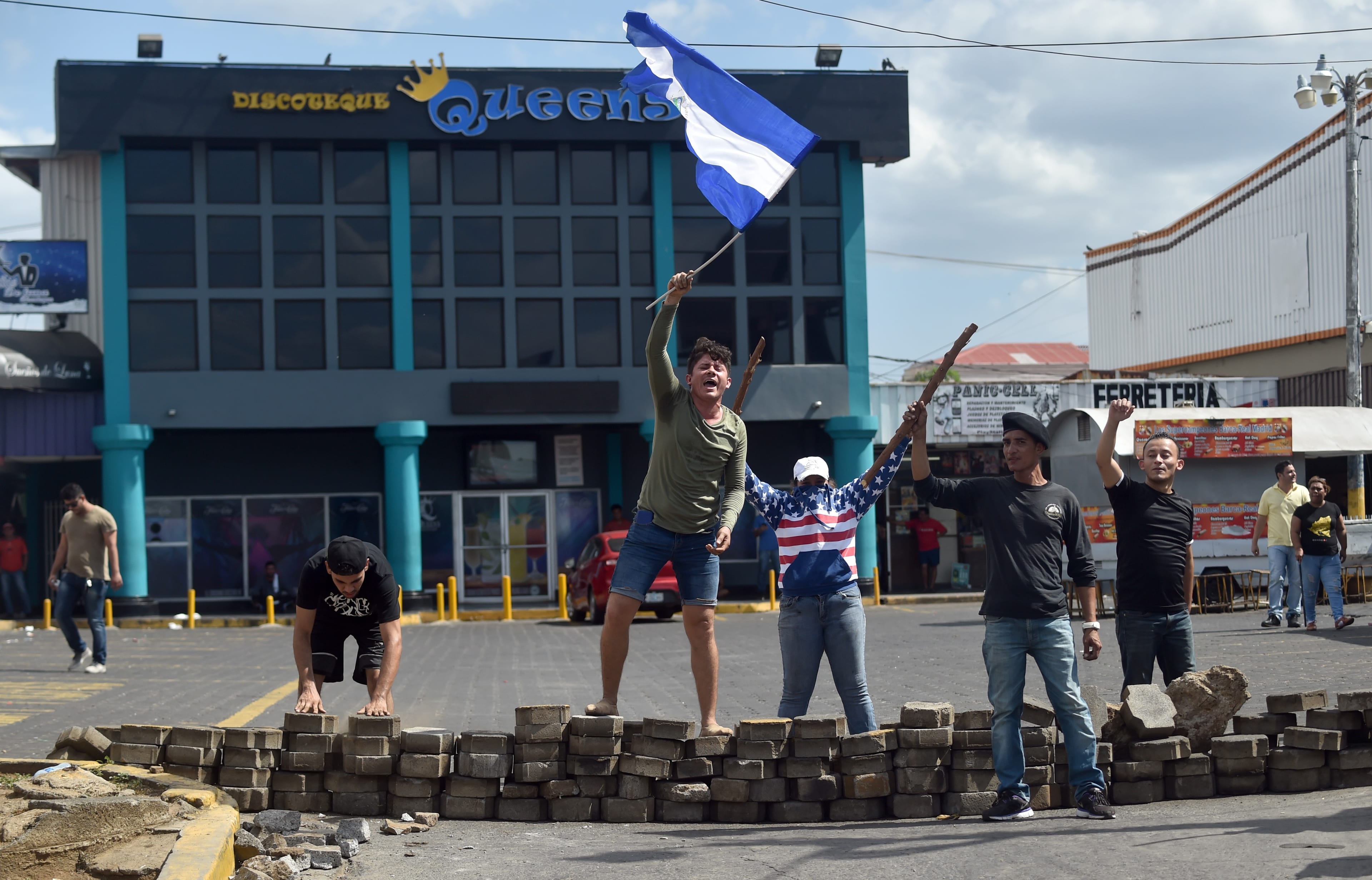 Shopkeepers guard their business amid looting during protests against the government's reforms in the Institute of Social Security (INSS) in Managua on April 22, 2018 (RODRIGO ARANGUA/AFP/Getty Images)