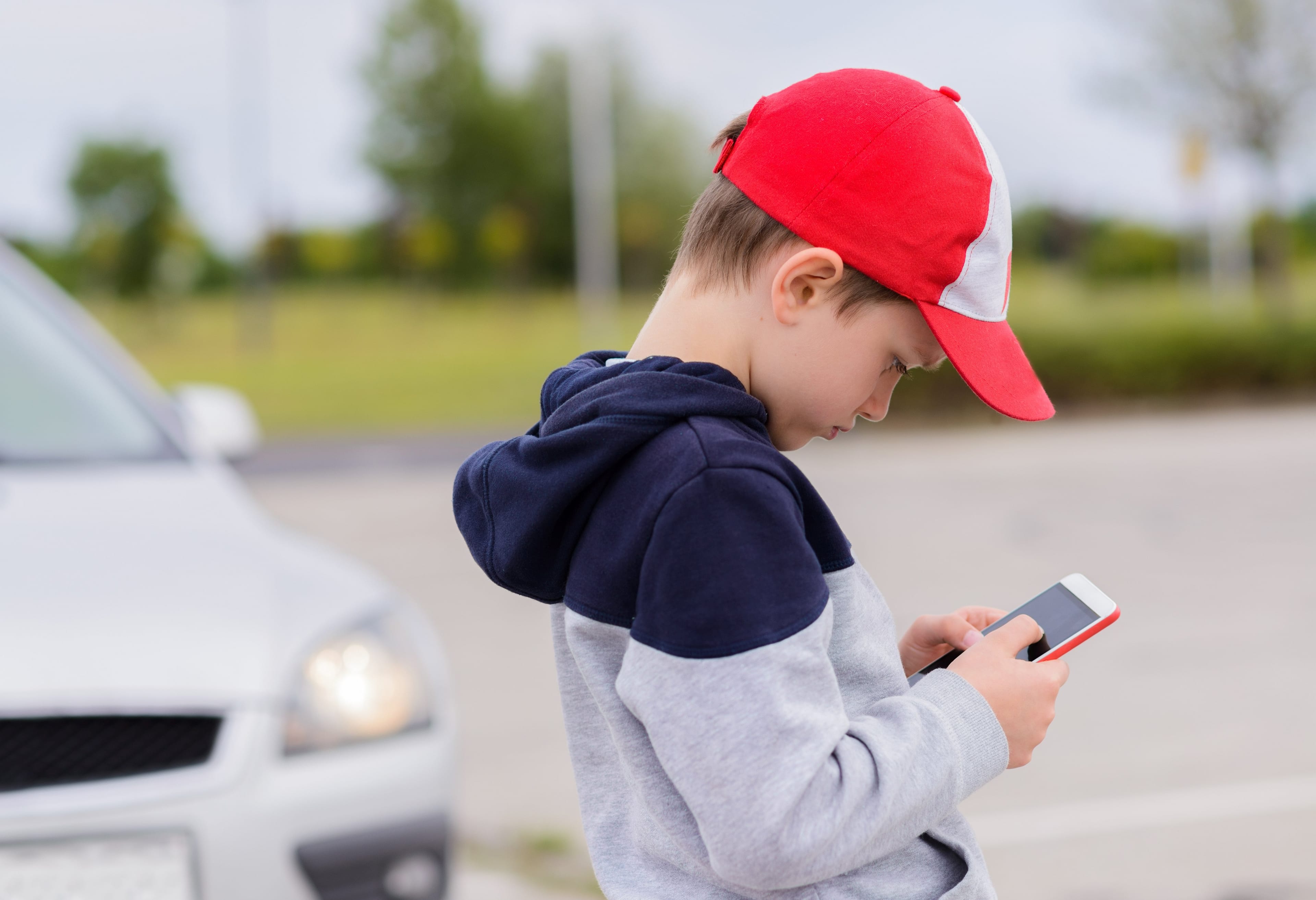 Smartphones pose a dilemma to parents who want to give their kids more freedom (iStock)