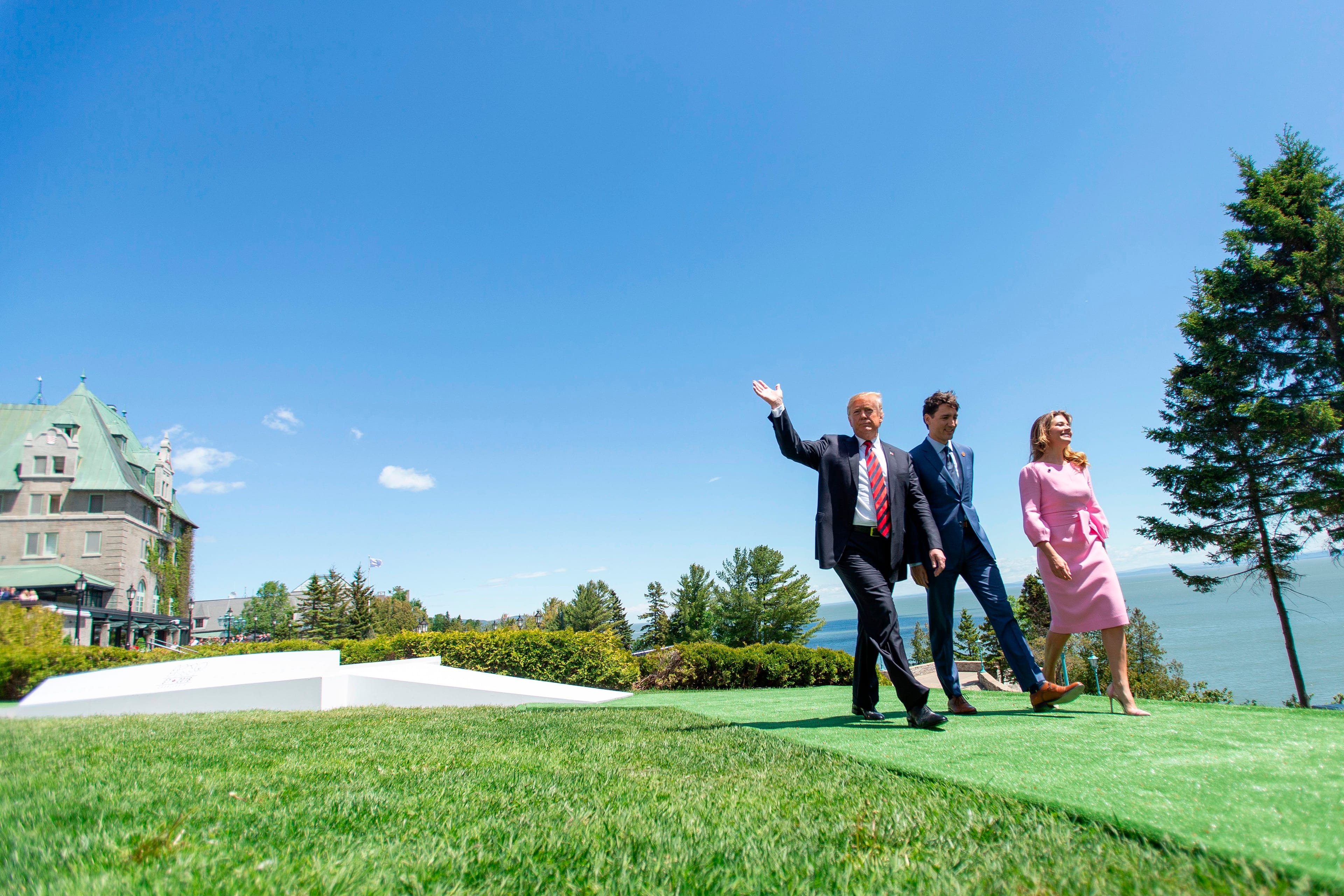 US President Donald Trump (L) walks with Canadian Prime Minister Justin Trudeau (C) and Sophie Gregoire Trudeau during the G7 Summit in La Malbaie, Quebec, Canada, June 8, 2018. (Photo by GEOFF ROBINS / AFP)        (Photo credit should read GEOFF ROBINS/AFP/Getty Images)