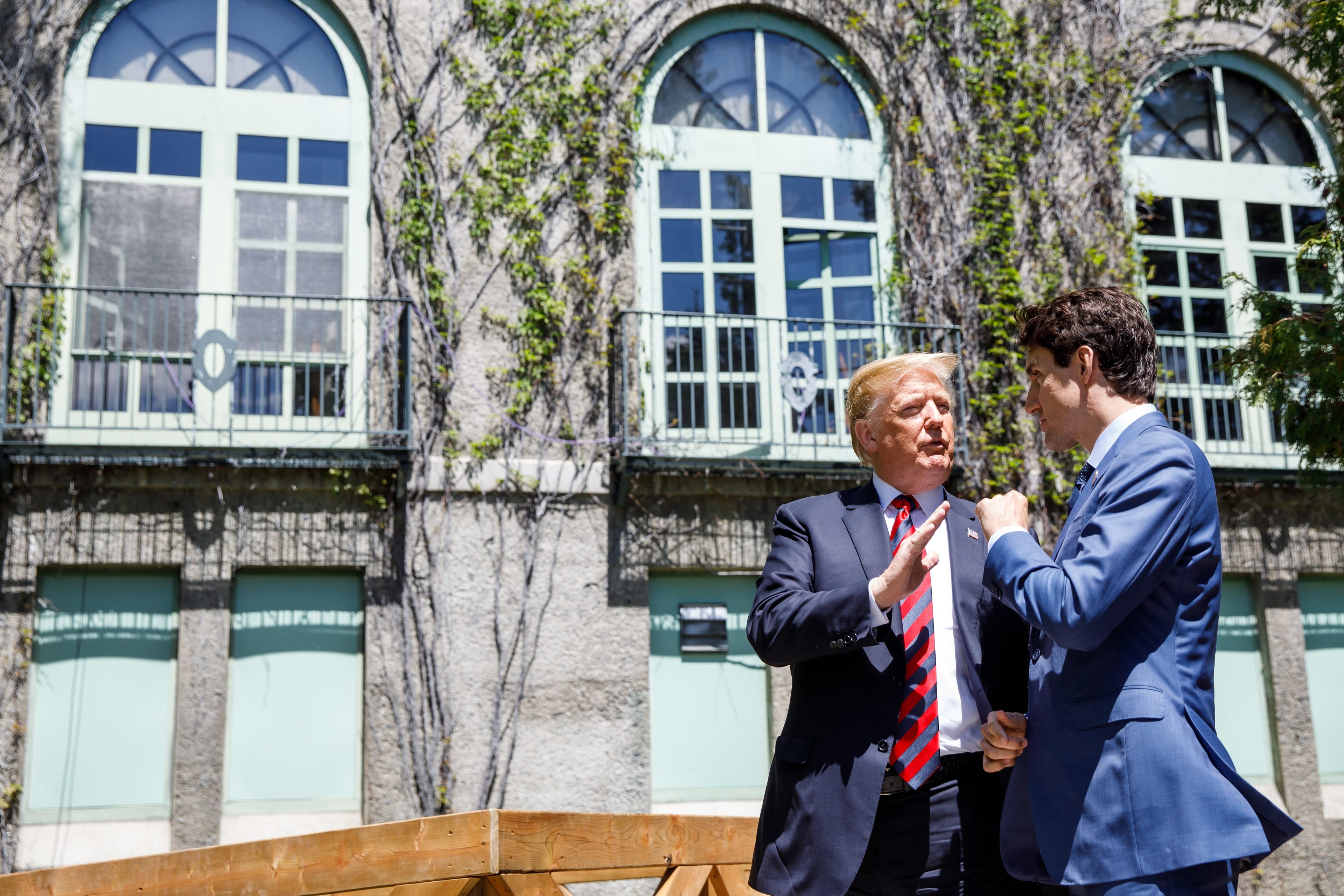 PM Trudeau speaks with President Trump during the G7 in Charlevoix. June 8, 2018. (Adam Scotti/PMO)