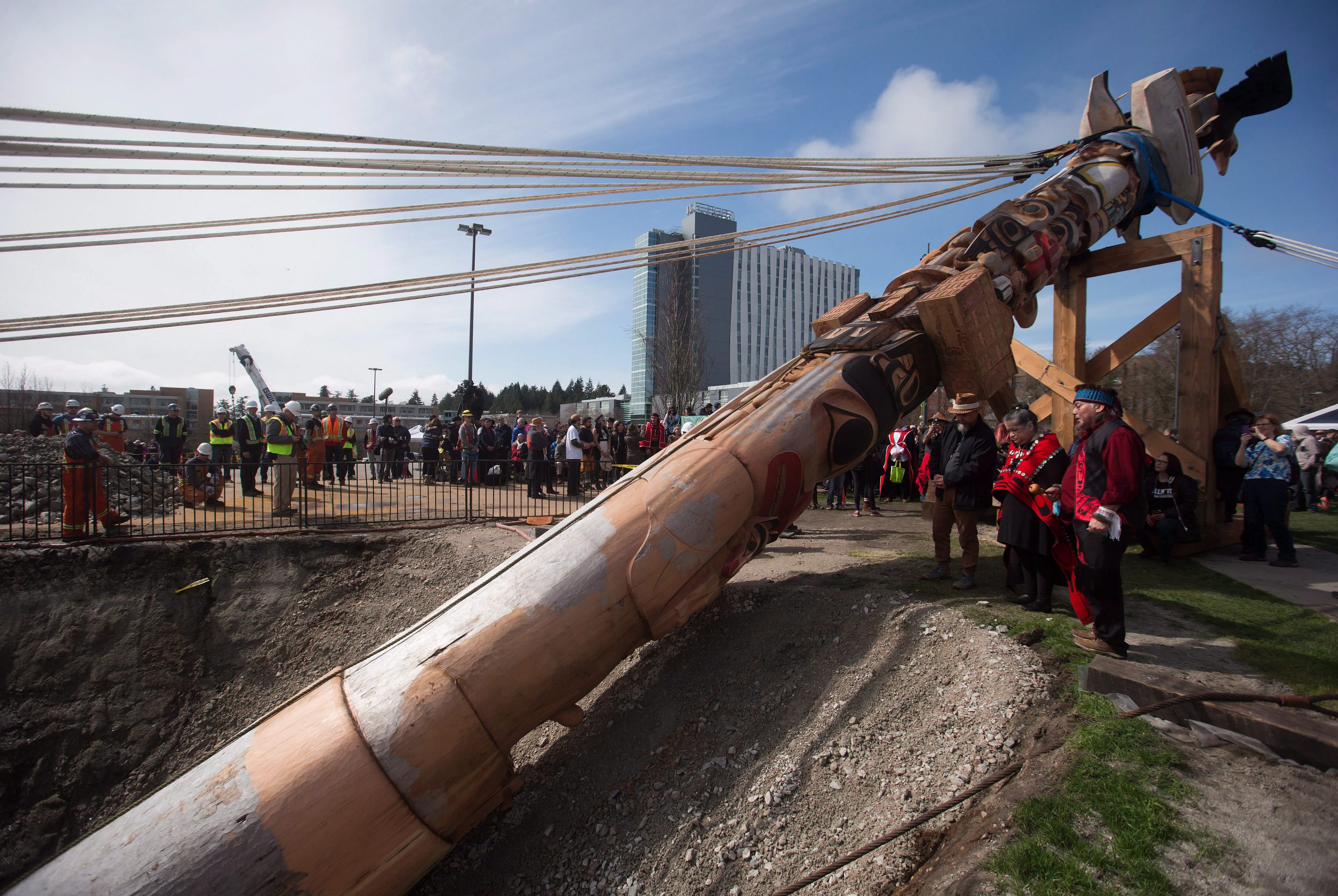 A 17-metre red cedar Reconciliation Pole is raised at the University of British Columbia in Vancouver, B.C., on April 1, 2017. (Darryl Dyck/CP)