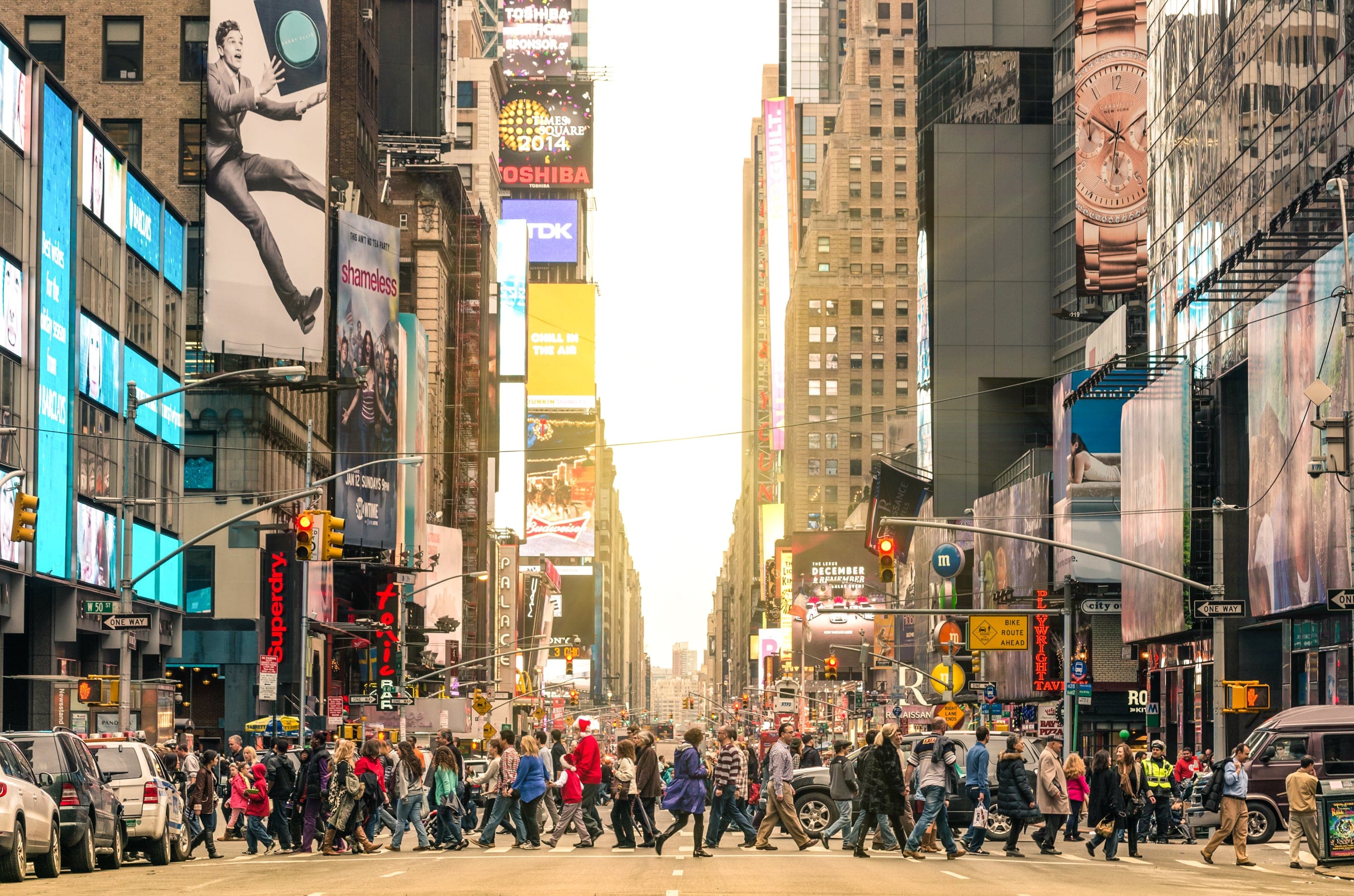 A view of a busy crosswalk in Manhattan, New York City. (Shutterstock)