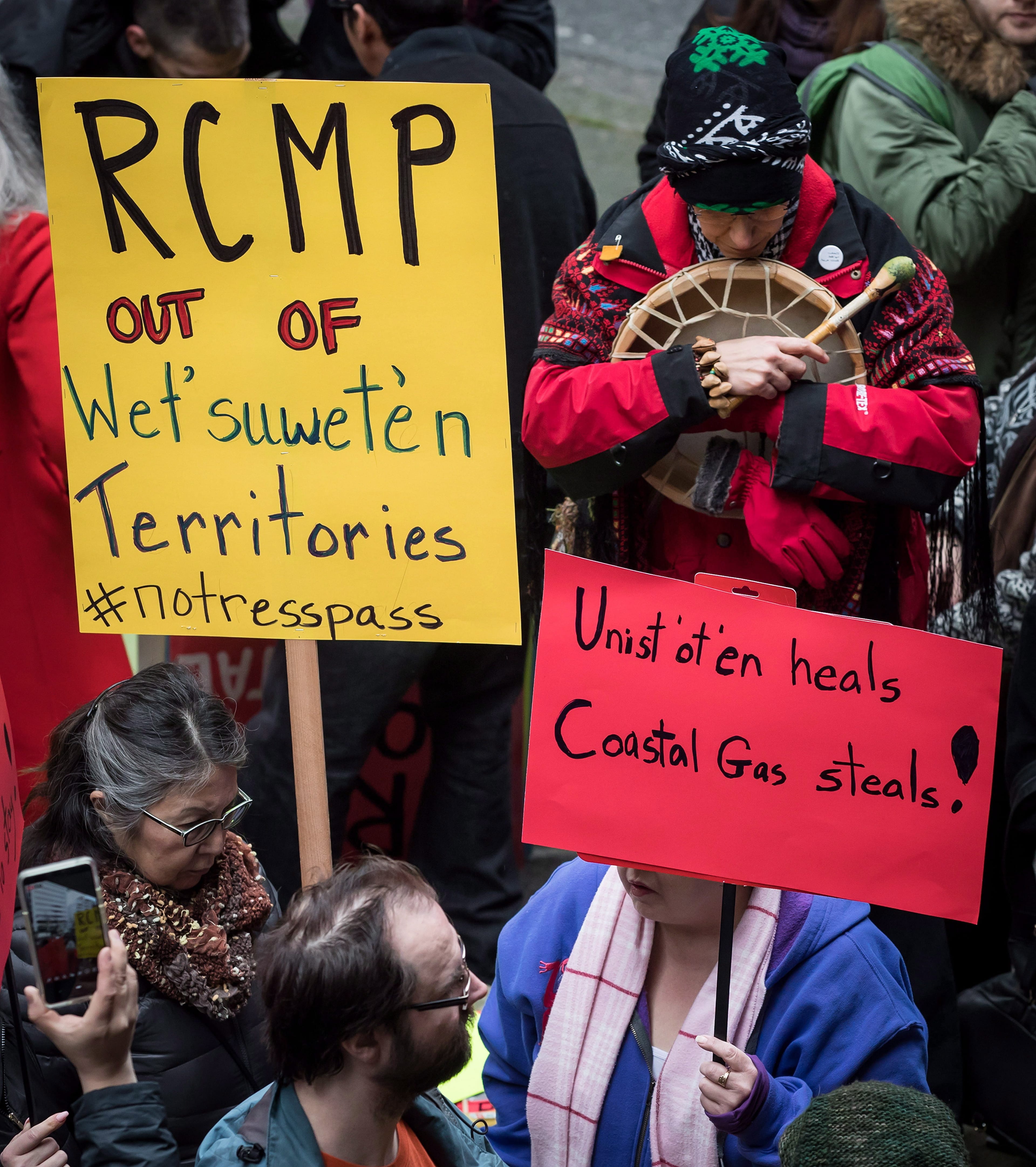 Protesters at a rally in Vancouver in support of pipeline protesters in northwestern B.C. (Darryl Dyck/CP)