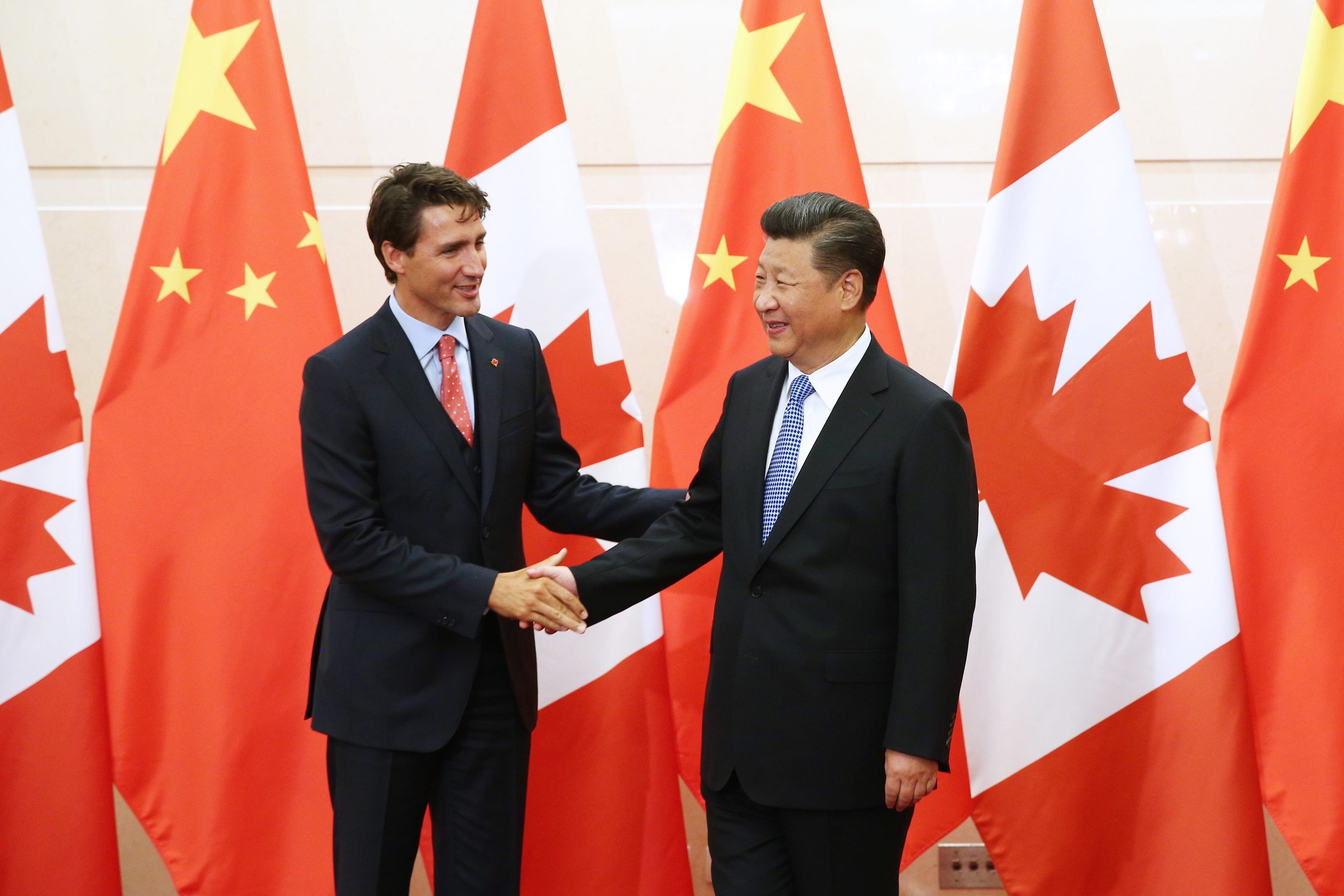 Chinese President Xi Jinping (R) shakes hands with Canadian Premier Justin Trudeau ahead of their meeting at the Diaoyutai State Guesthouse in Beijing, China, 31 August 2016.  (Photo by Wu Hong - Pool/Getty Images)