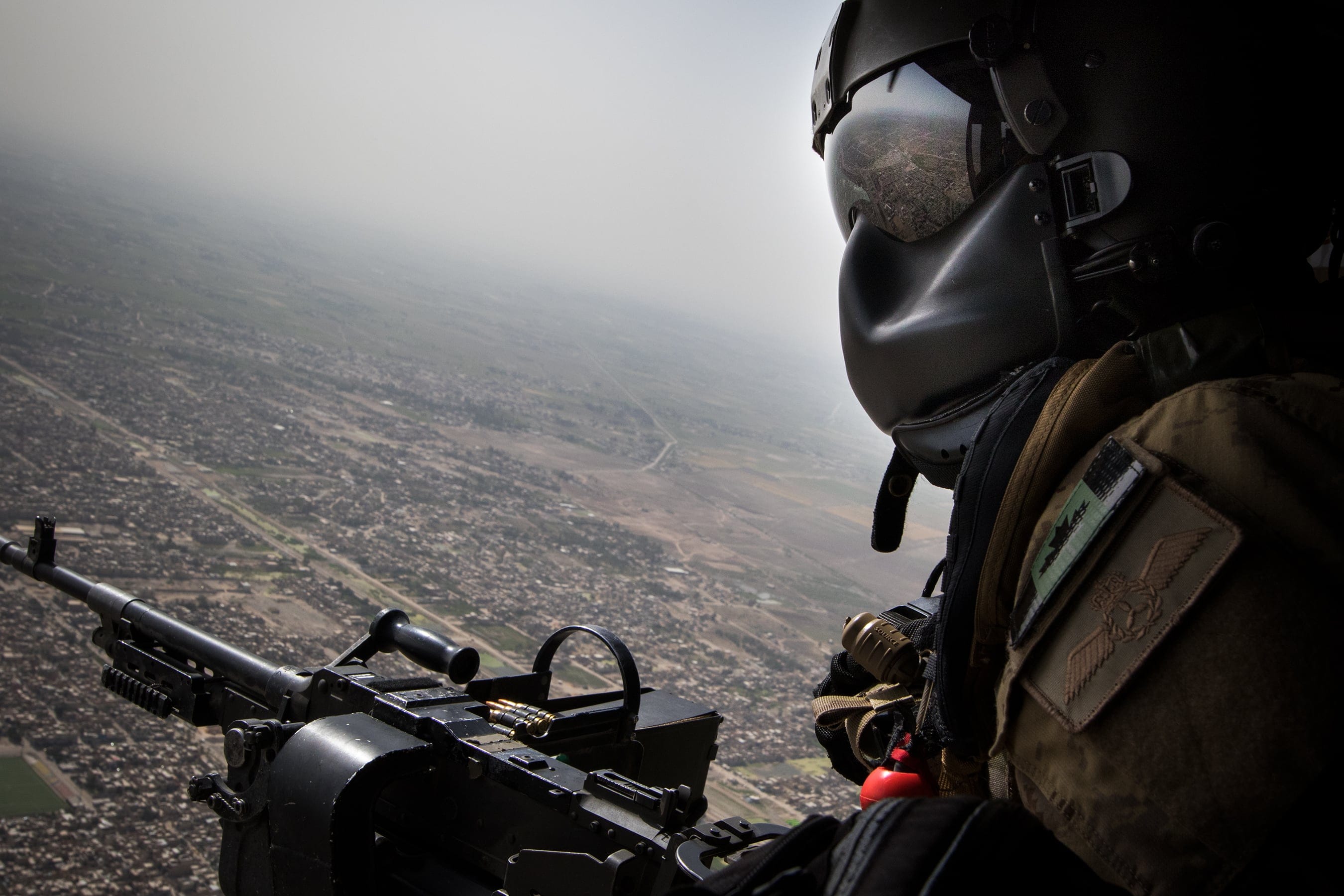 A Canadian gunner surveys the Iraqi countryside: a fine line between training and combat (Photograph by Adnan R. Khan)