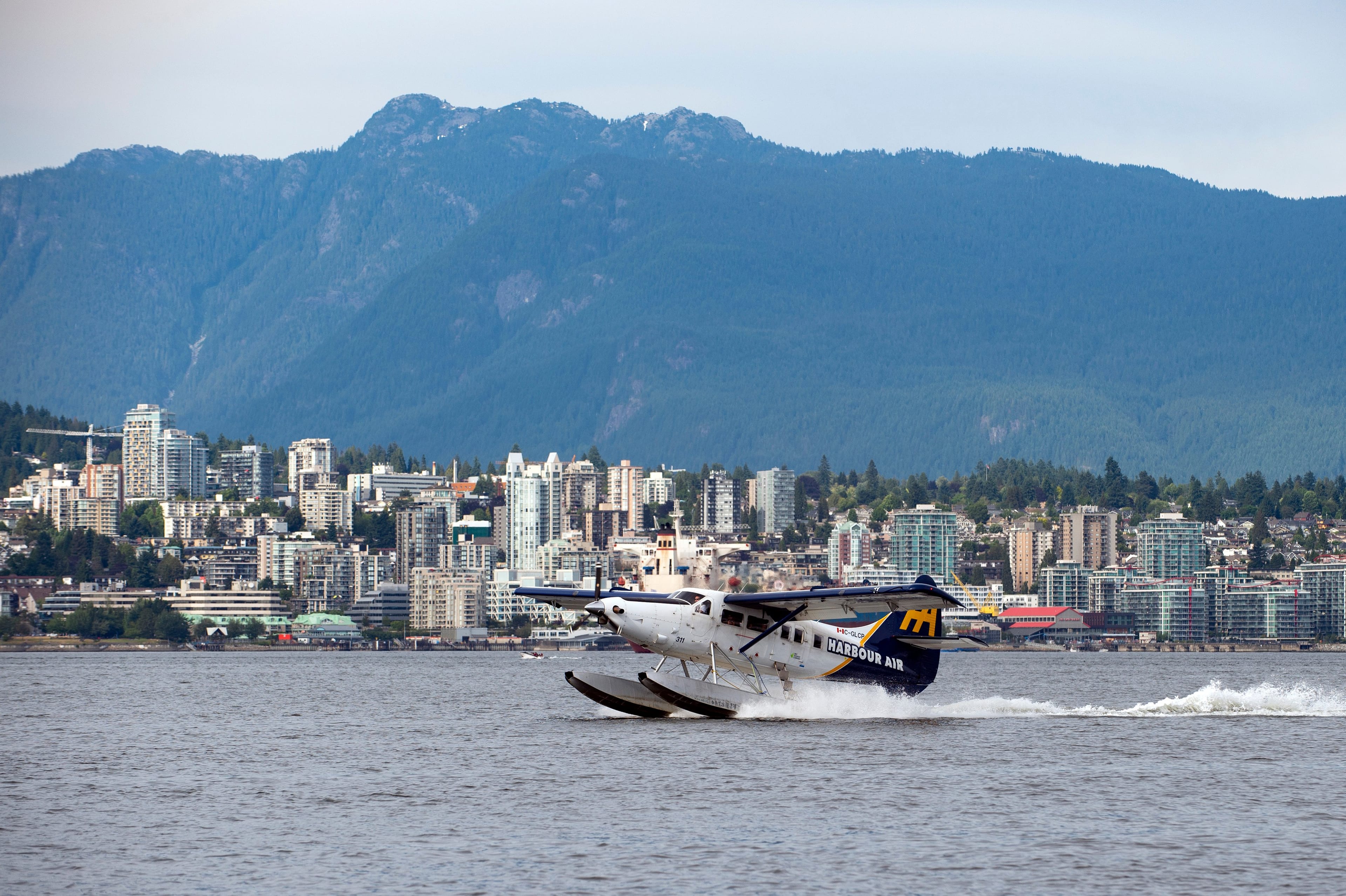 A Harbour Air seaplane lands in Burrard Inlet in Vancouver, B.C., on June 25, 2019 (Photograph by Taehoon Kim)