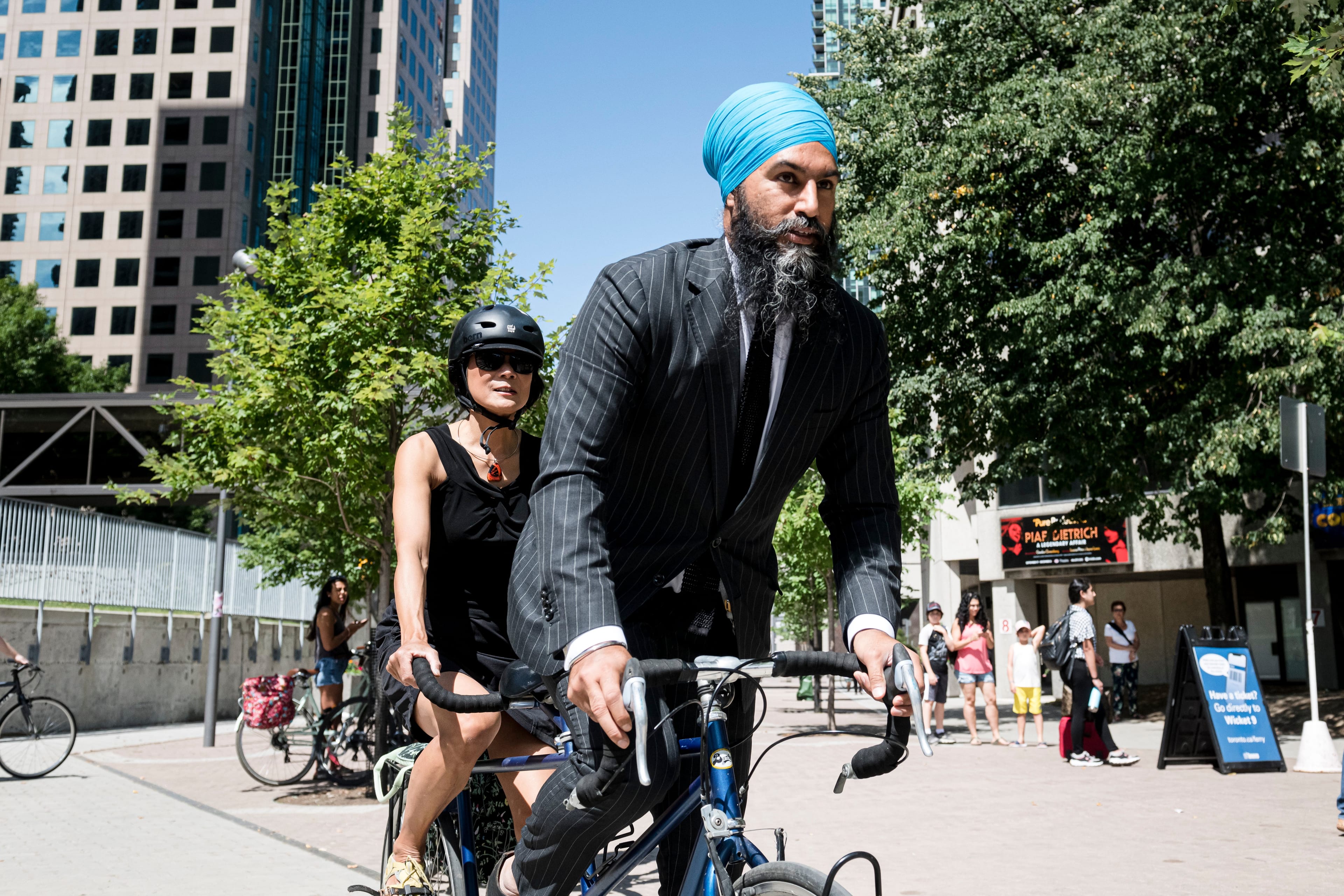 Singh and former NDP MP Olivia Chow arrive at the Jack Layton Statue on the anniversary of his death, in Toronto on Aug. 22, 2019 (THE CANADIAN PRESS/Christopher Katsarov)