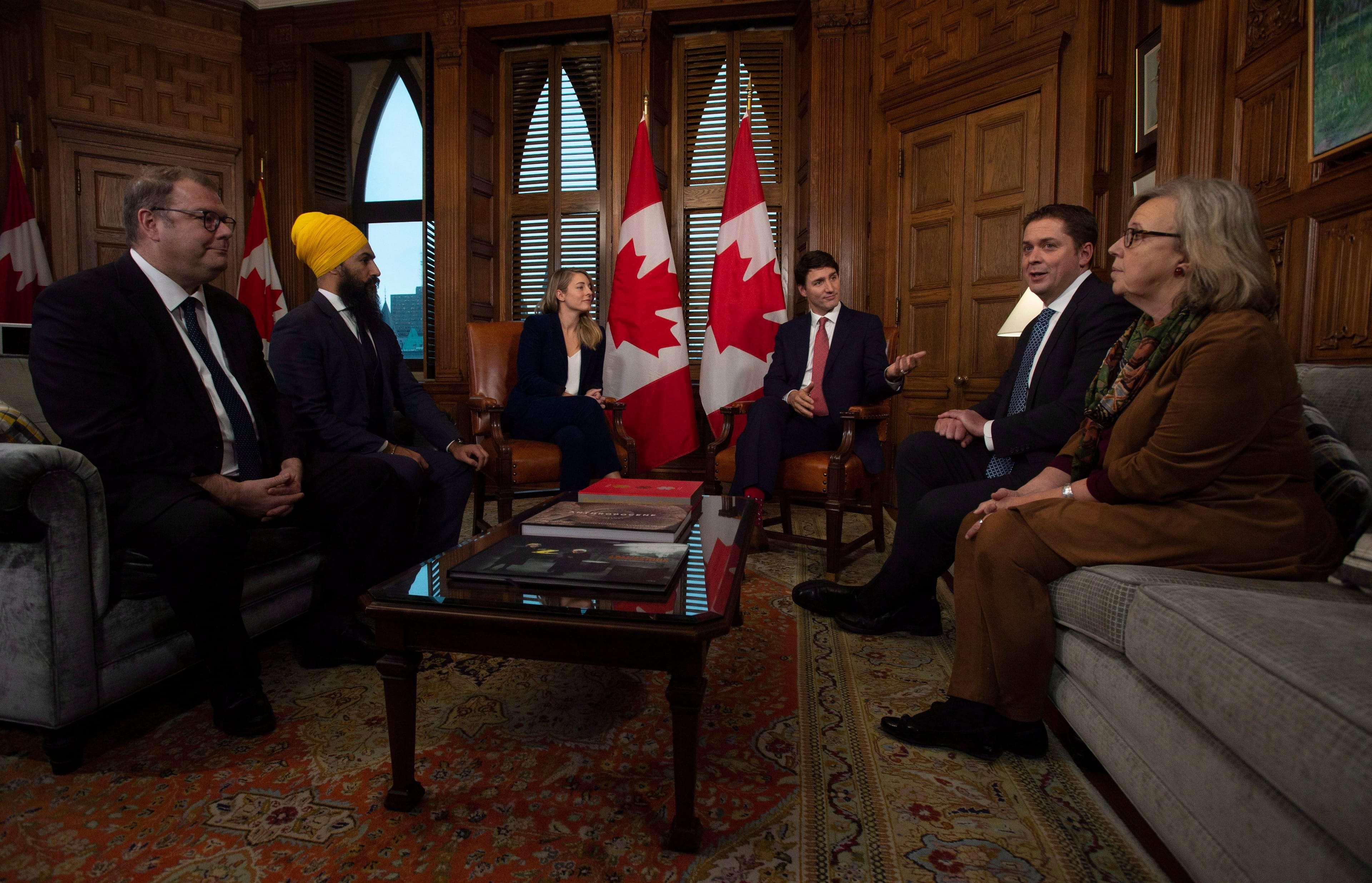 Prime Minister Justin Trudeau gestures to Leader of the Opposition Andrew Scheer as Bloc interim leader Mario Beaulieu(left), NDP leader Jagmeet Singh, Tourism, Official Languages and La Francophonie Minister Melanie Joly and Green party leader Elizabeth May meet in the prime ministers office to discuss francophone issues in Ottawa, Nov. 28, 2018. (CP/Adrian Wyld)