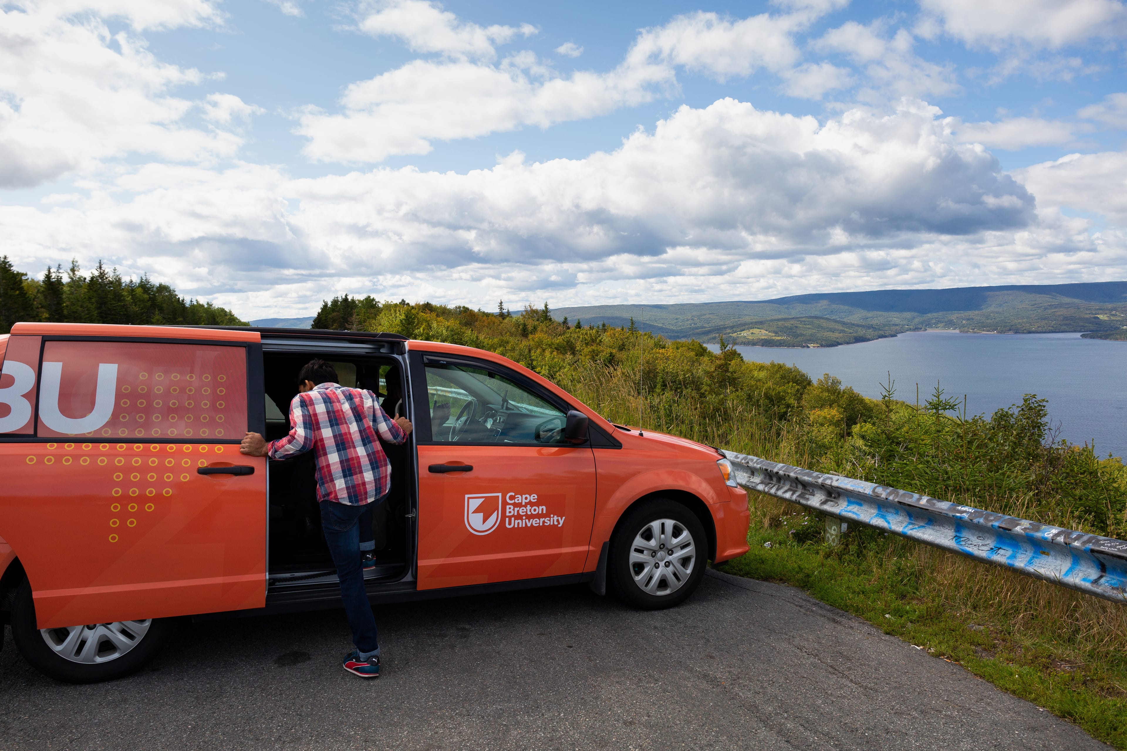 A CBU shuttle stops at St. Ann’s Bay on a two-hour drive to Keltic Lodge (Photograph by Steve Wadden)