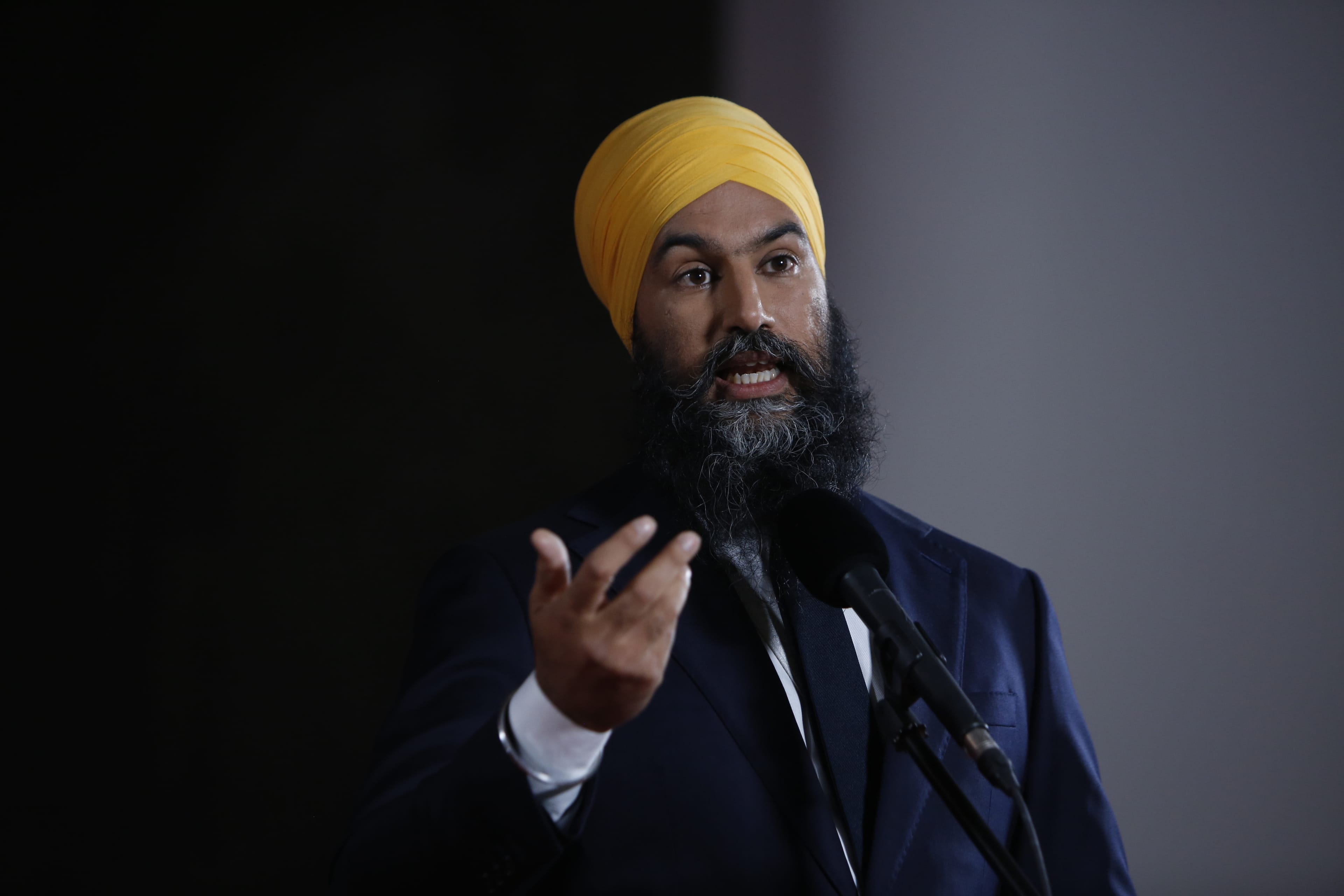 Jagmeet Singh, leader of the NDP, speaks to members of the media following the federal leader's debate in Gatineau, Quebec on Oct. 7, 2019.  (David Kawai/Bloomberg via Getty Images)