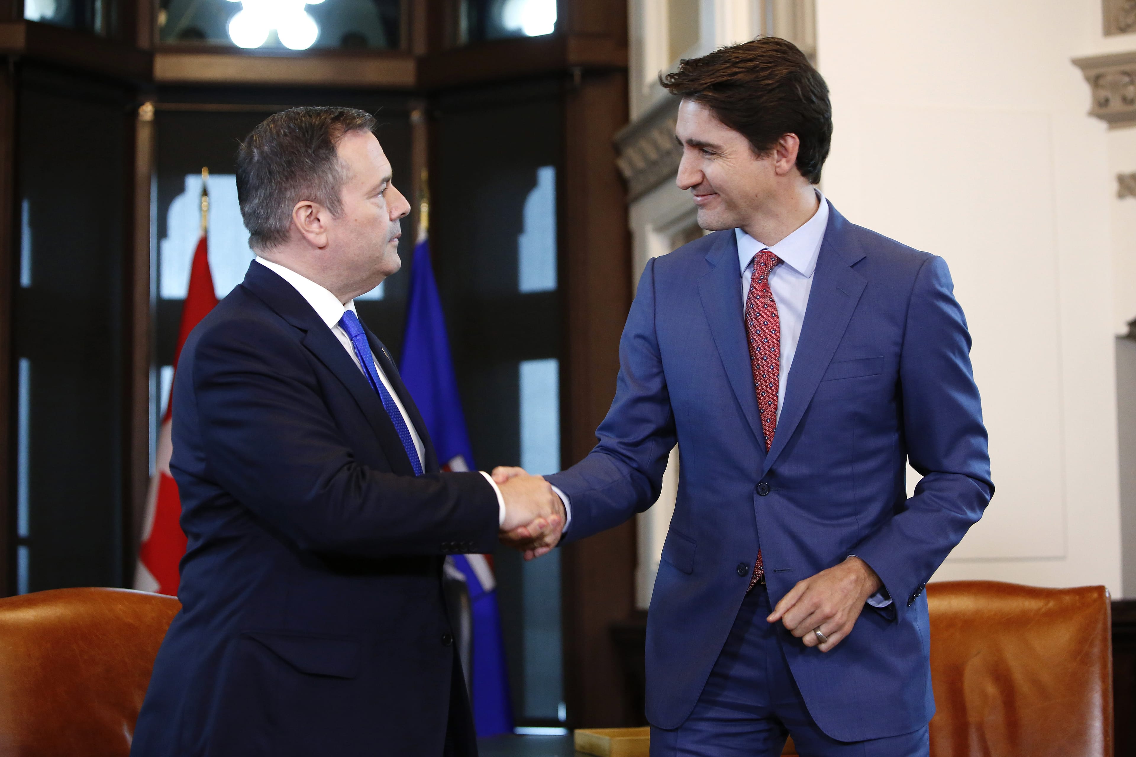 Kenney shakes hands with Trudeau on Parliament Hill on May 2, 2019 (David Kawai/Bloomberg via Getty Images)