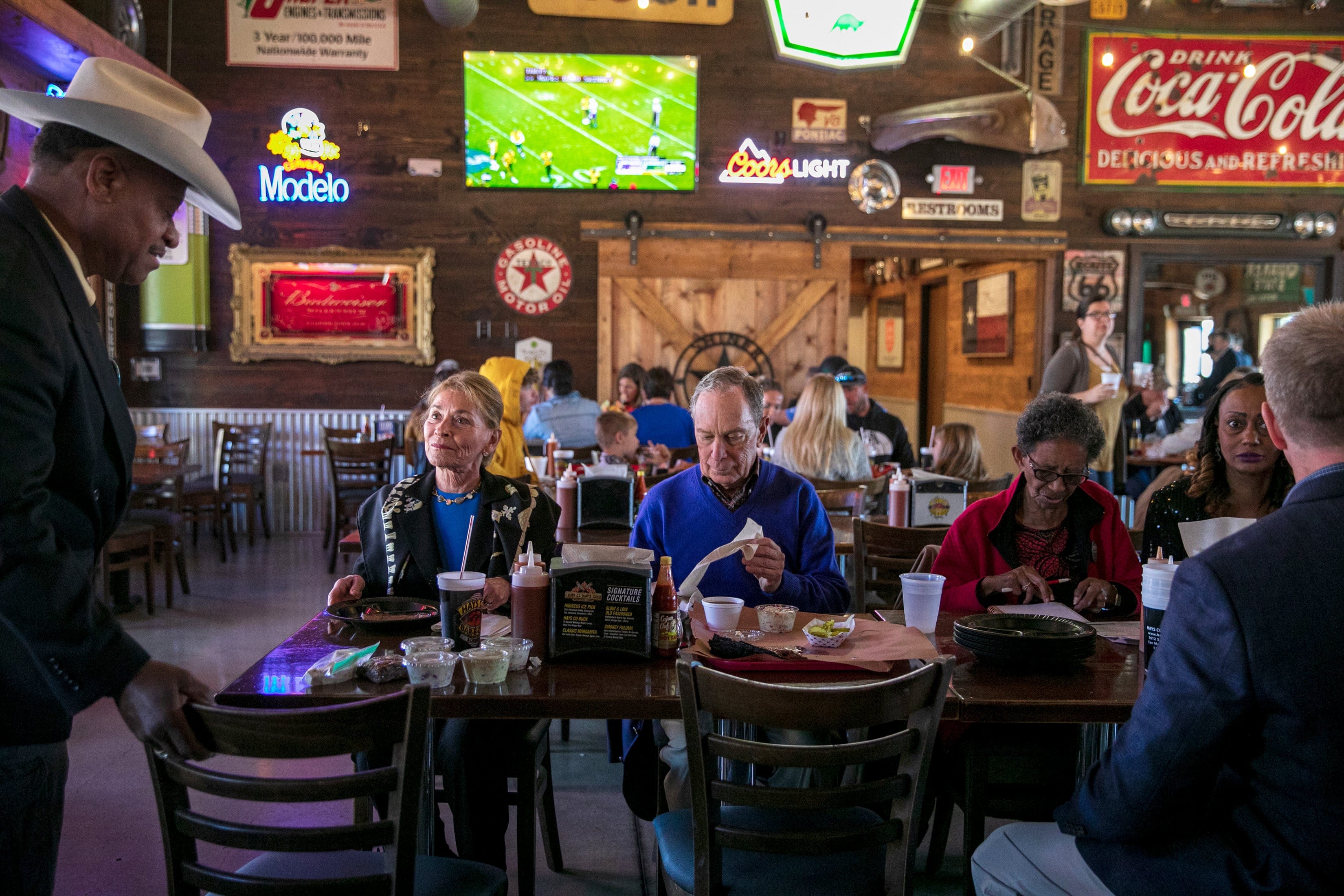 Judge Judy Sheindlin and Bloomberg eat lunch at a barbecue restaurant in San Marcos, Texas on Jan. 11, 2020. (Ilana Panich-Linsman/The New York Times/Redux)