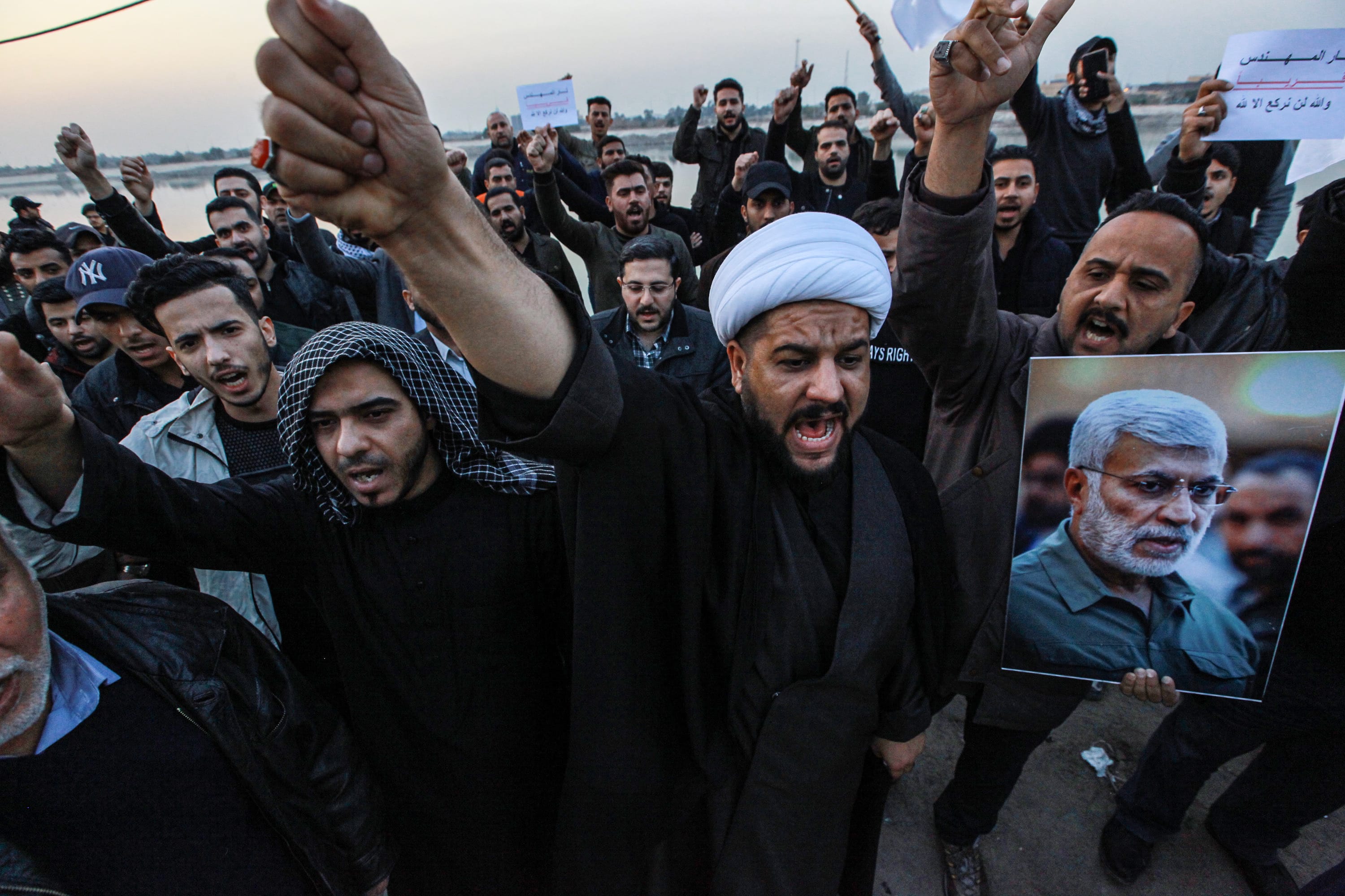 Supporters of the predominantly Shia Muslim Popular Mobilization Forces hold an anti-US protest in  Baghdad after the U.S. airstrike in Baghdad that killed Soleimani (Ameer Al Mohmmedaw/picture alliance/Getty Images)