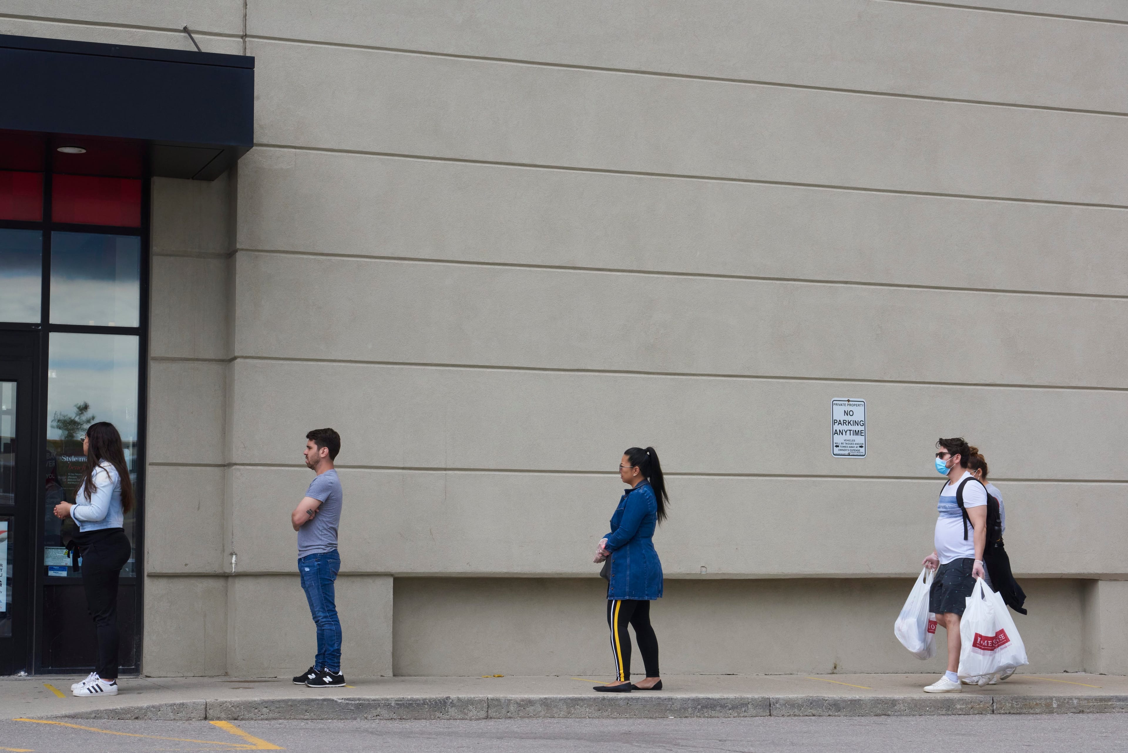 People shop at HomeSense in Toronto, Ont., on May 30, 2020, as stores begin to reopen during the COVID-19 pandemic. (Rachel Verbin/CP)