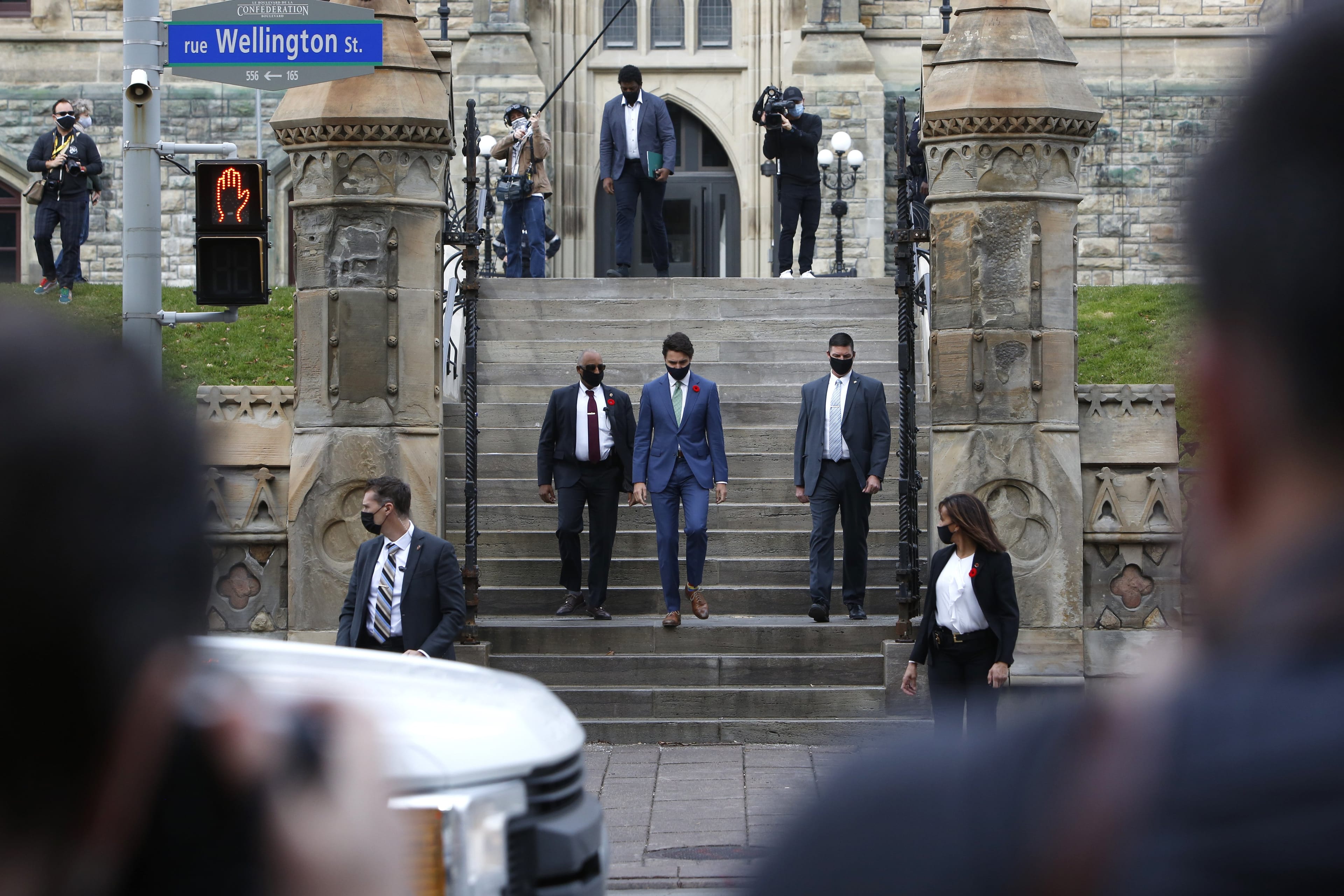 Trudeau walks to a news conference in Ottawa on Nov. 6, 2020 (David Kawai/Bloomberg via Getty Images)