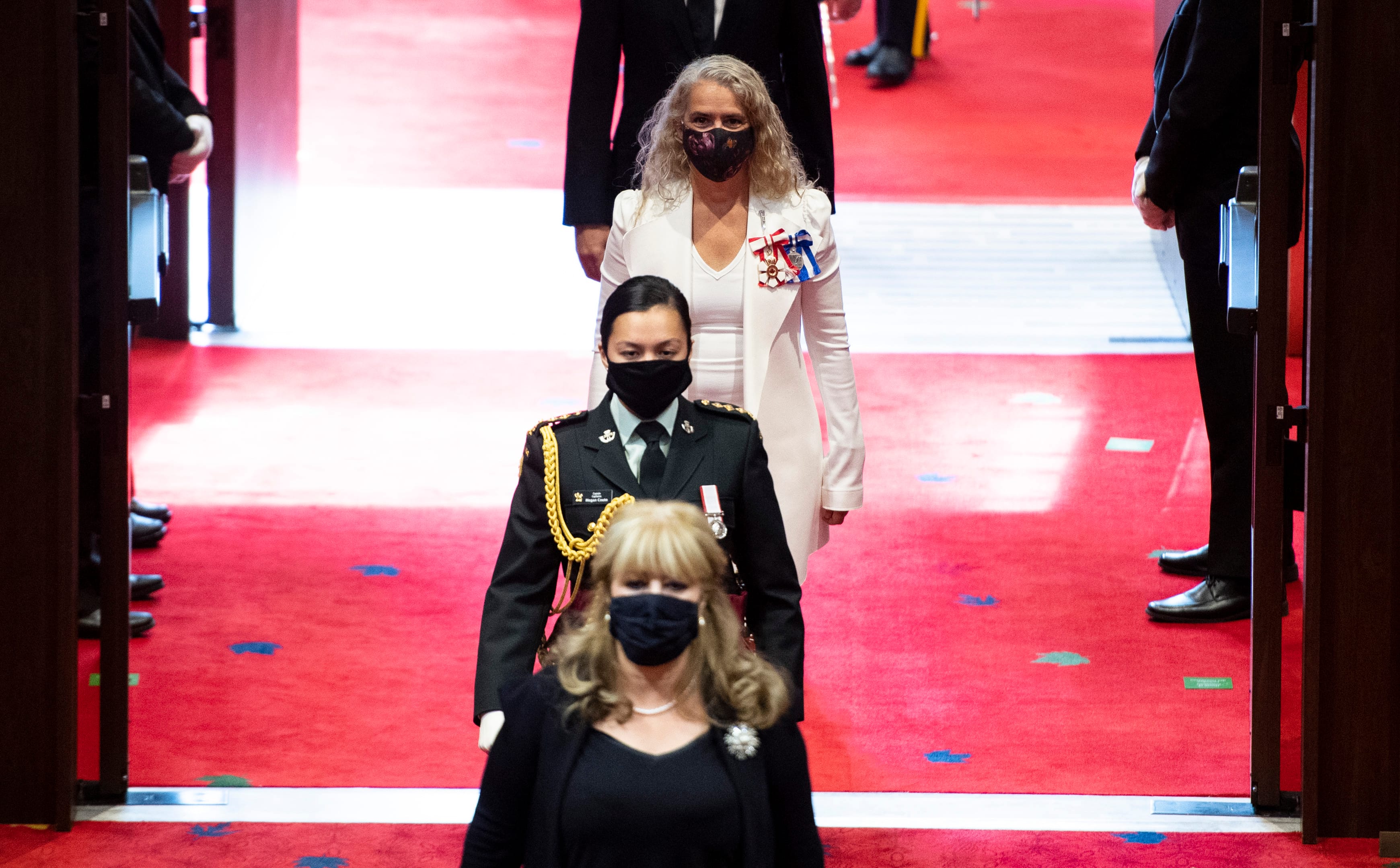 Payette is preceded by Di Lorenzo (at bottom) as she arrives to deliver the Speech from the Throne on Sept. 23, 2020 (CP/Justin Tang)