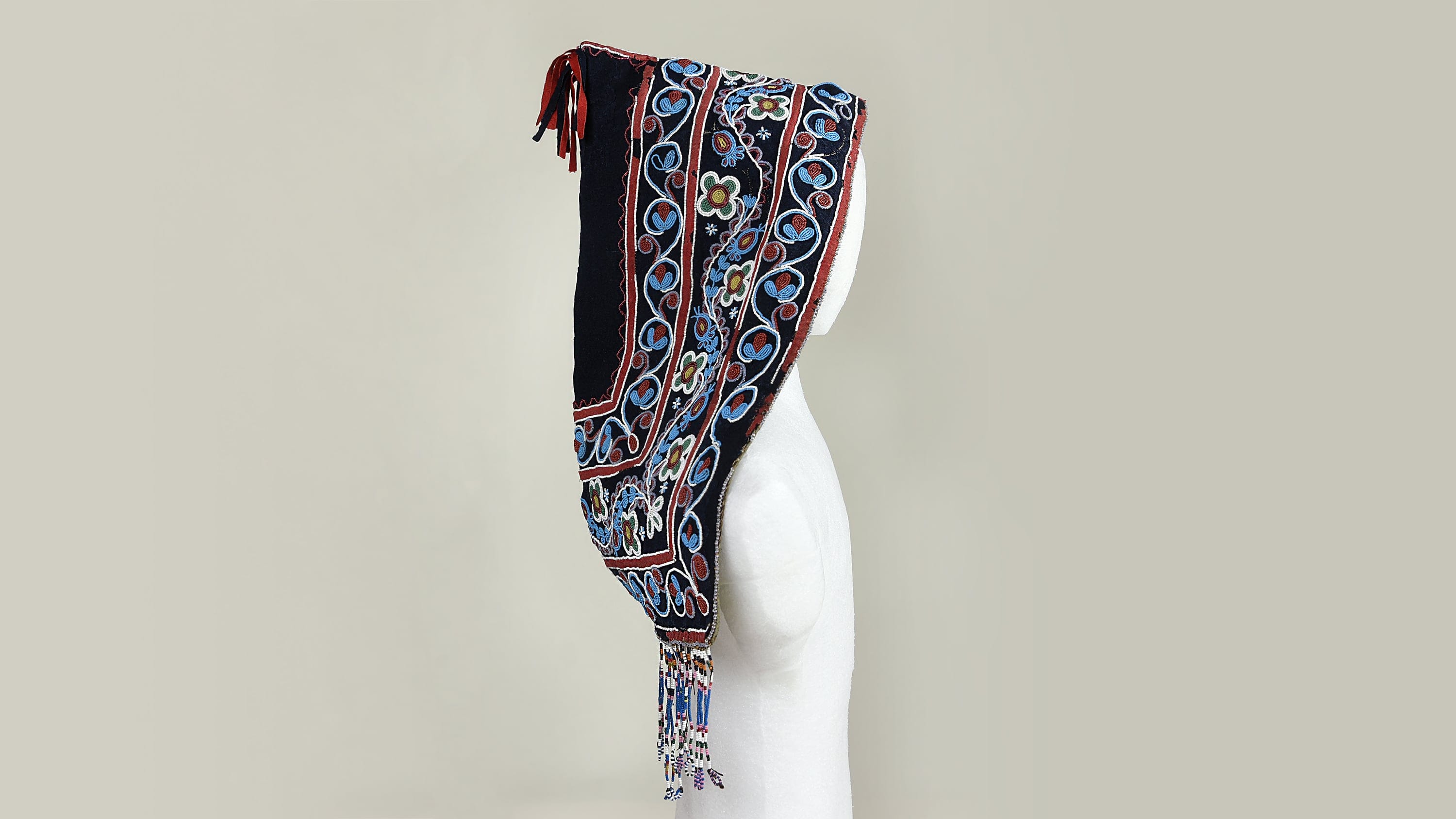 The Cree beaded hood (Courtesy of Aanischaaukamikw Cree Cultural Institute)