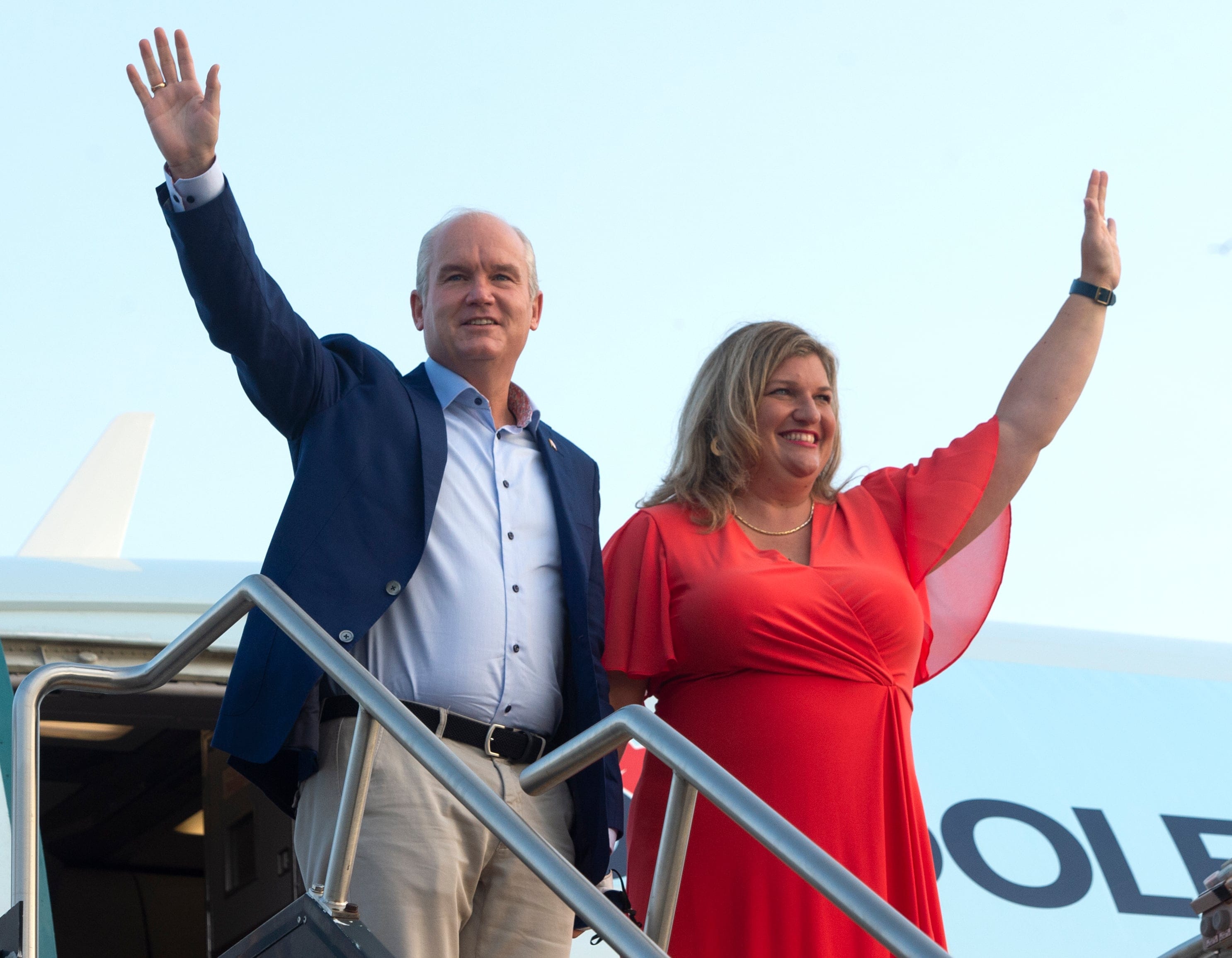 O'Toole and his wife, Rebecca, board their campaign plane for a flight to Hamilton, Ont. on Aug. 25, 2021 in Ottawa (Ryan Remiorz/CP)