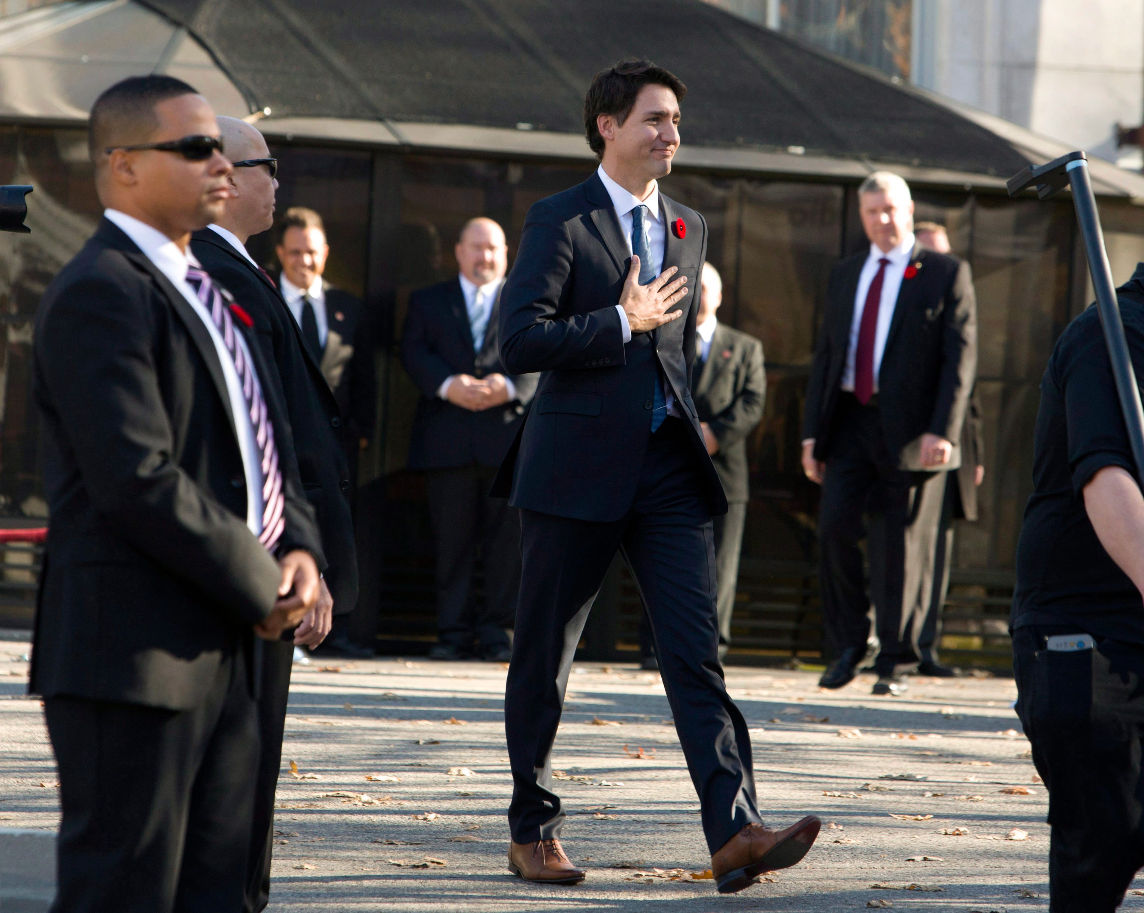 Trudeau acknowledges members of the public as he makes his way to a news conference after the swearing-in ceremony at Rideau Hall, on Nov. 4, 2015 (Fred Chartrand/CP)