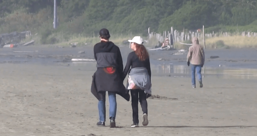 Trudeau walking the beach with his wife Sophie at Tofino, B.C. (Global/Twitter)