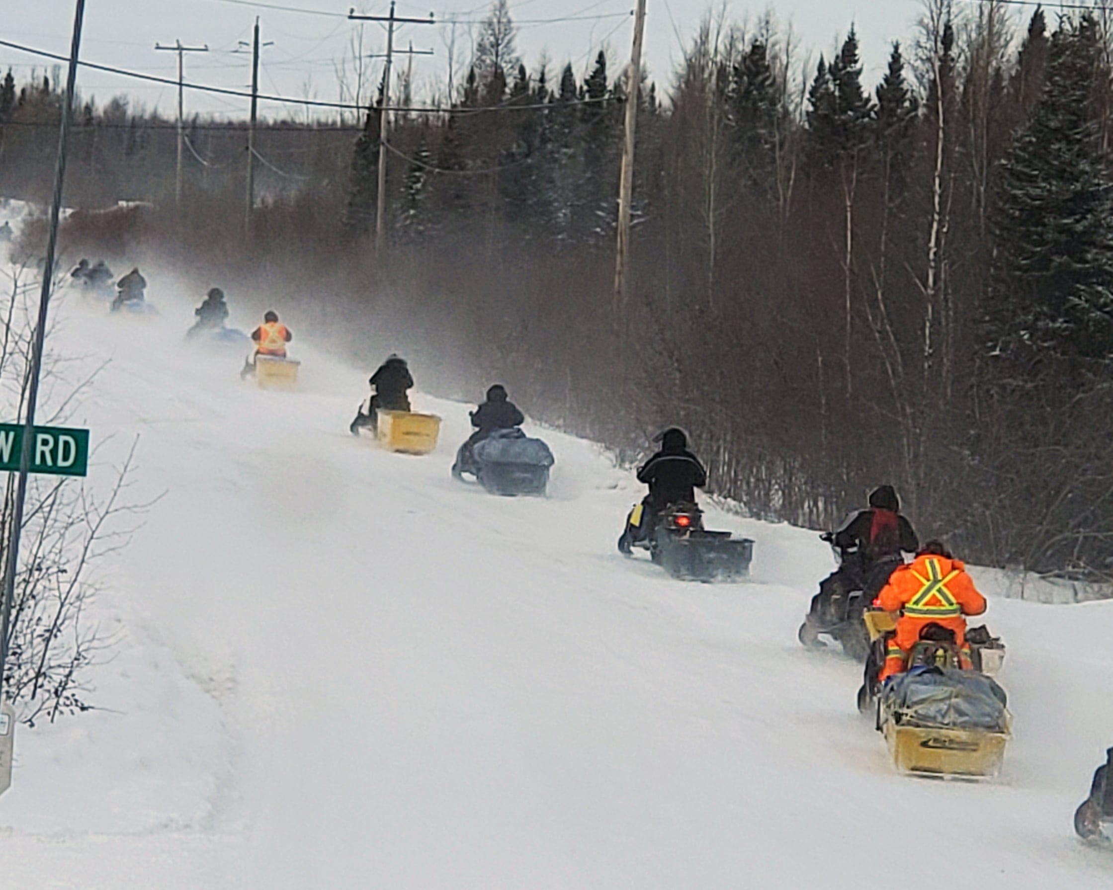 More than two dozen people took off on a convoy of snowmobiles
from Kitchenuhmaykoosib Inninuwug to deliver supplies to Bearskin Lake First Nation. (Linda McKay)