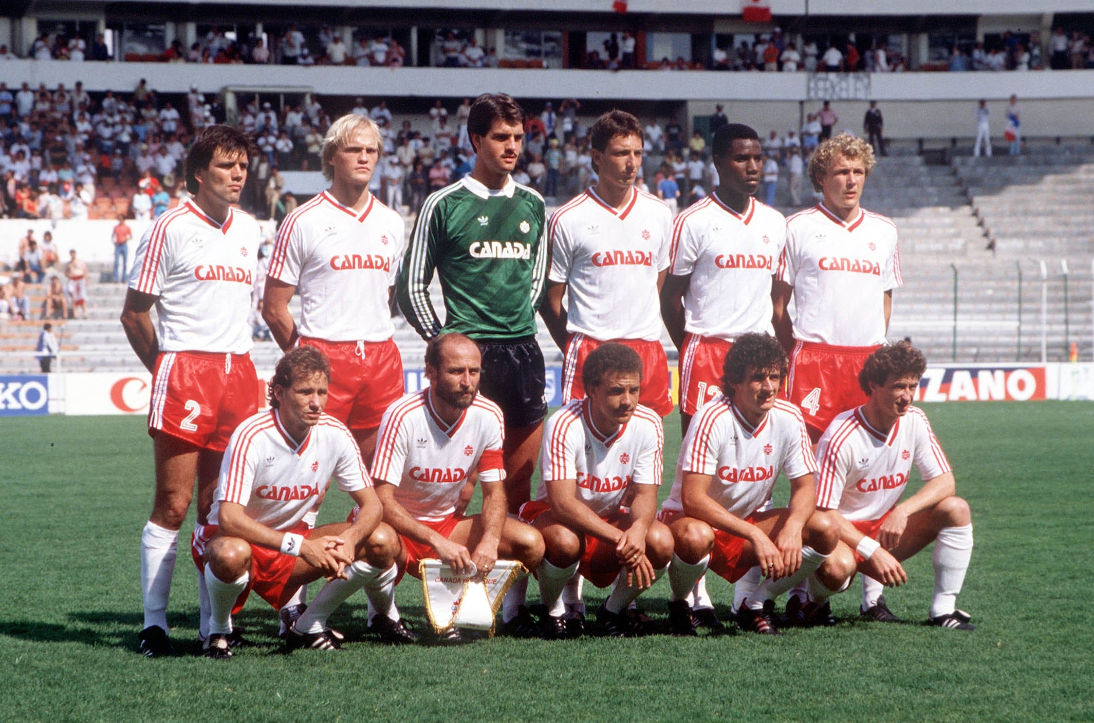 Canada's 1986 World Cup team, a mix of pros and amateurs, line up for a photo before their match against France, the defending European champions. (Photo by Bob Thomas Sports Photography/Getty Images)