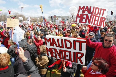 les-cols-rouges-manifestent-contre-le-budget-a-quebec