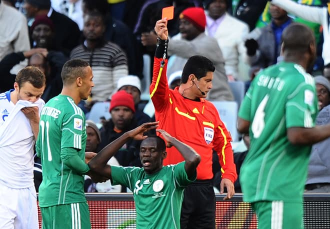 Nigeria's midfielder Sani Kaita (C)