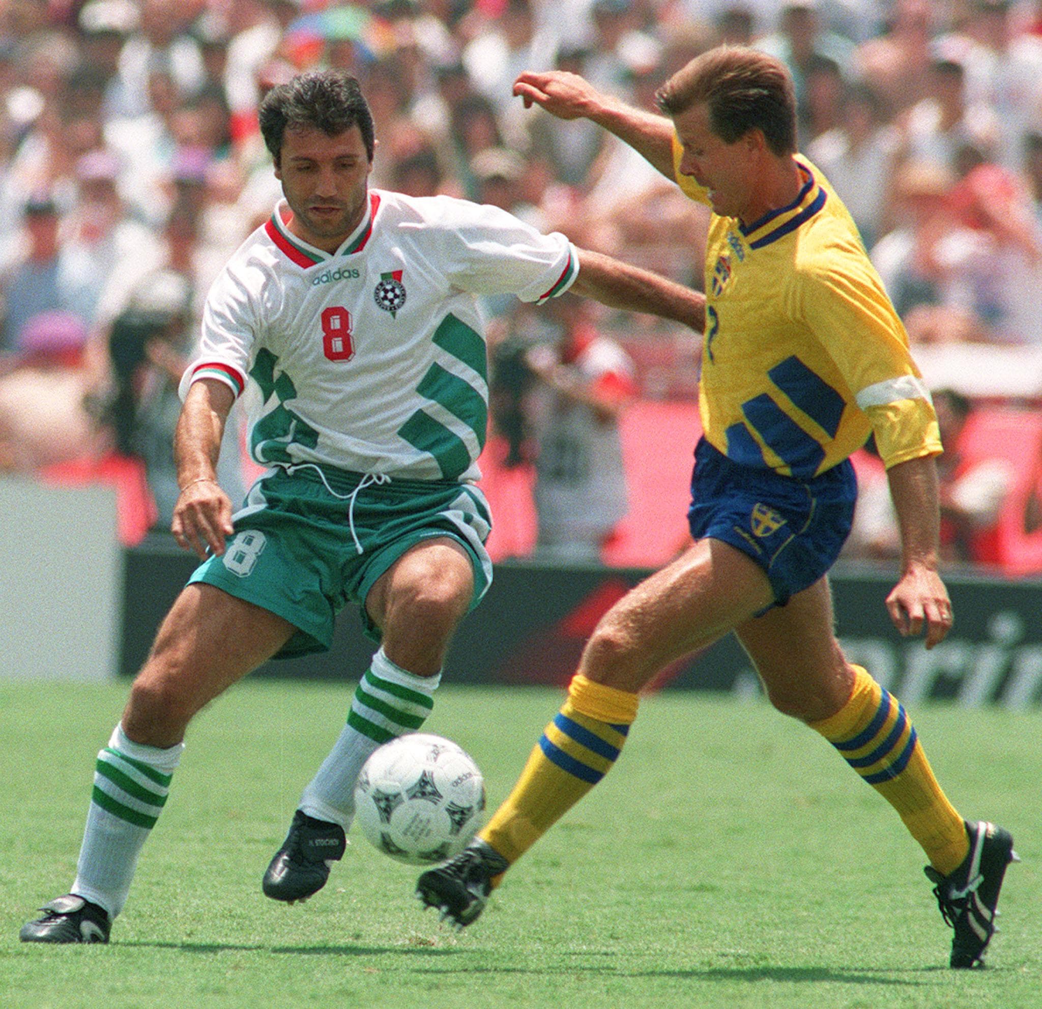 Bulgarian midfielder Hristo Stoichkov (L)