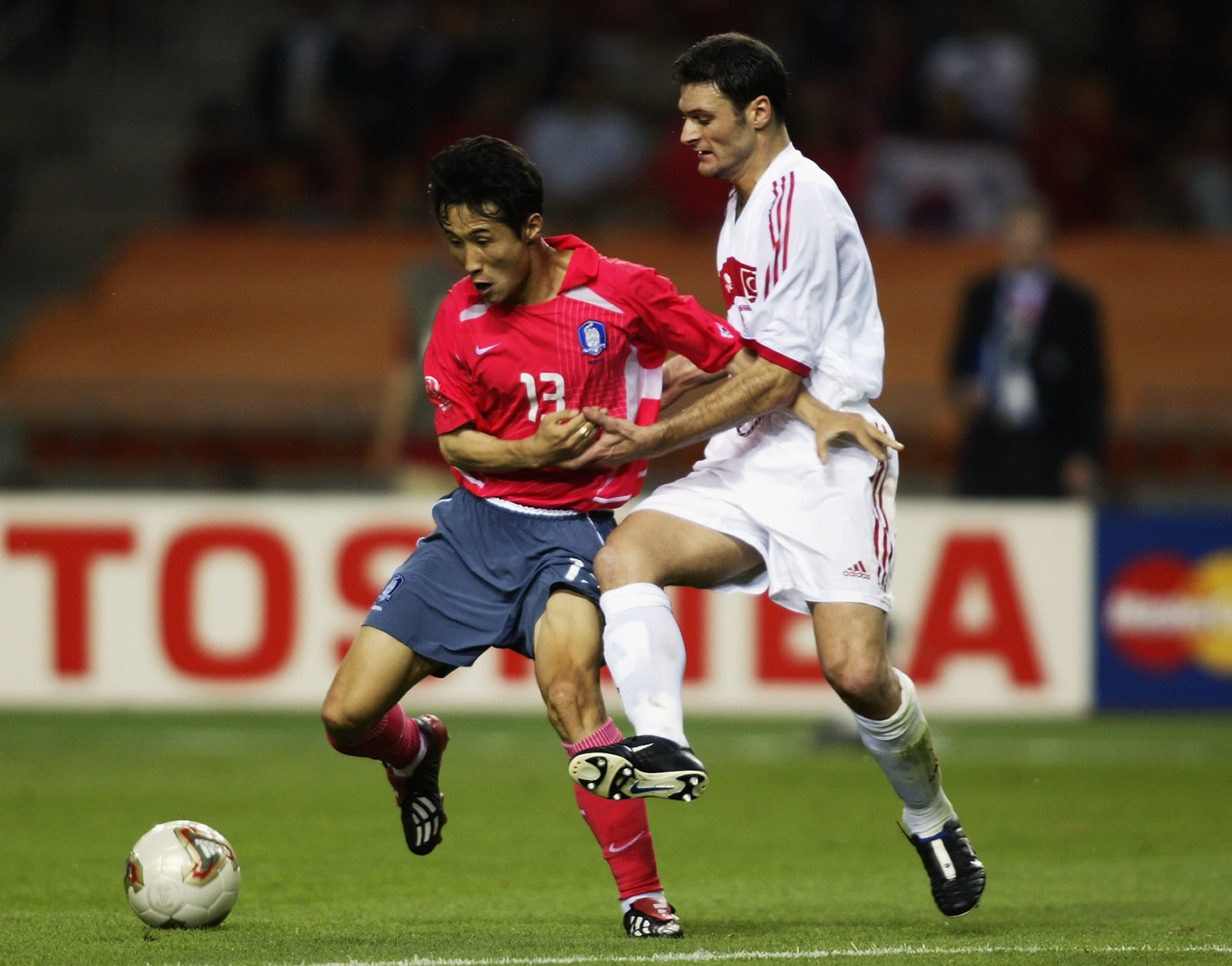 Eul Yong Lee of South Korea and Alpay Ozalan of Turkey