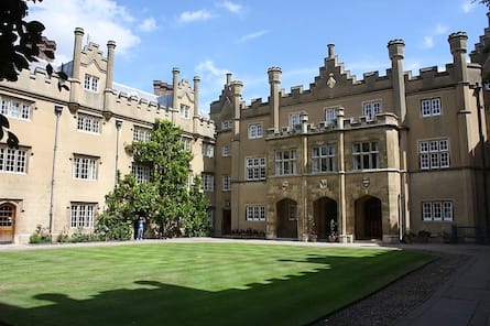 800px-Sidney_Sussex_College,_Cambridge,_July_2010_(04)