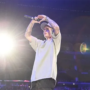 LOS ANGELES, CA - NOVEMBER 13: Singer/songwriter Justin Bieber performs onstage during An Evening With Justin Bieber at Staples Center on November 13, 2015 in Los Angeles, California. (Jason Merritt/Getty Images)