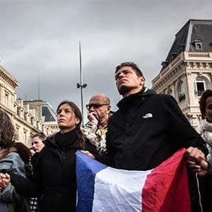 Paris, le 16 Novembre 2015. Minute de silence à Paris, place de la République, en mémoire des victimes des attentats de Paris. Minute of silence in Paris, Place de la République, in memory of the victims of attacks in Paris. (Photograph by Cyril Marcilhacy/Cosmosphoto)