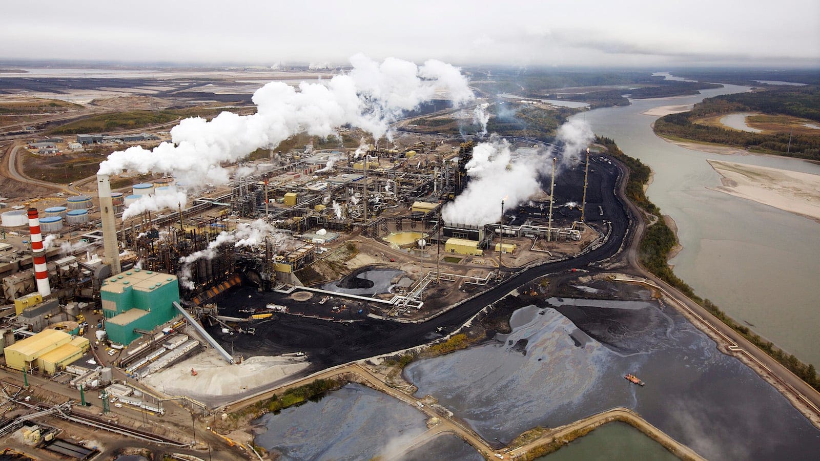 The Suncor processing plant near the Athabasca River at their mining operations near Fort McMurray, Alberta, September 17, 2014. (Todd Korol / Reuters)